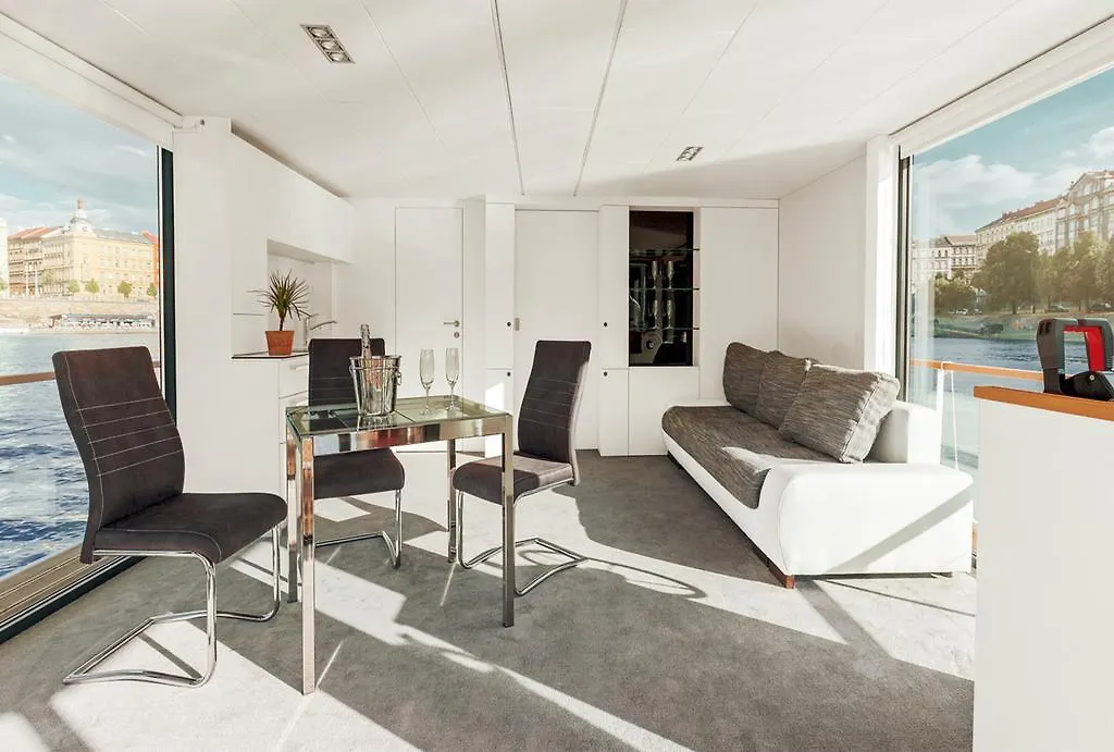 Vipliving Houseboat Hotel Praga