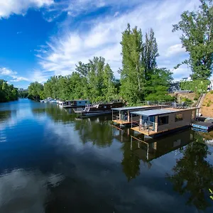 Botel Bay Houseboats, Prag