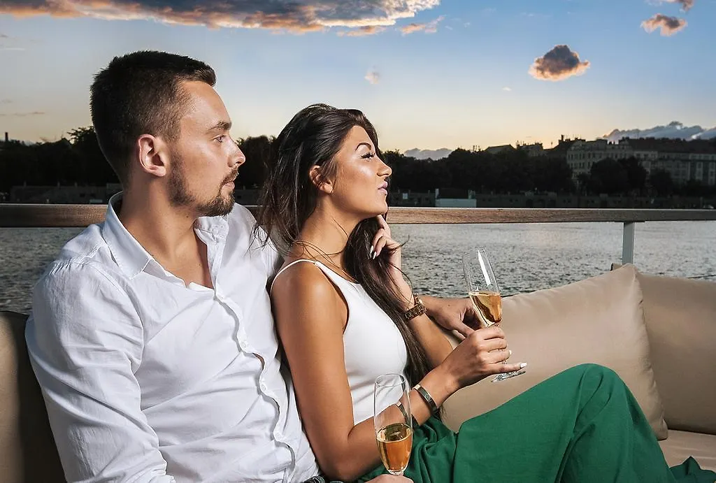 Vipliving Houseboat Hotel Praga Hotel na wodzie
