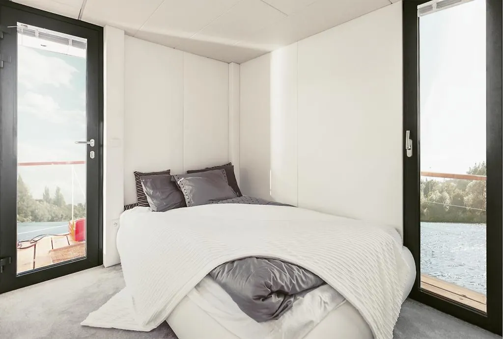 Vipliving Houseboat Hotel Prague Botel