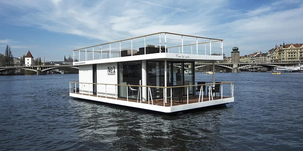 Vipliving Houseboat Hotel Praga 0*,